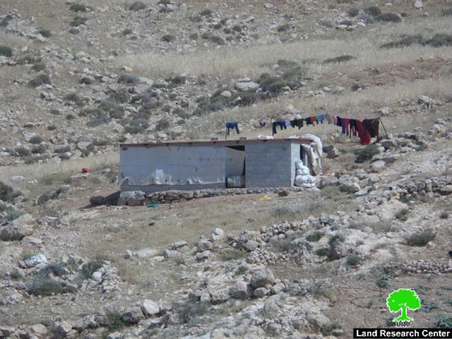 إخطار بوقف العمل في مسكن وحظيرة مواشي في خربة جنبة / بلدة يطا