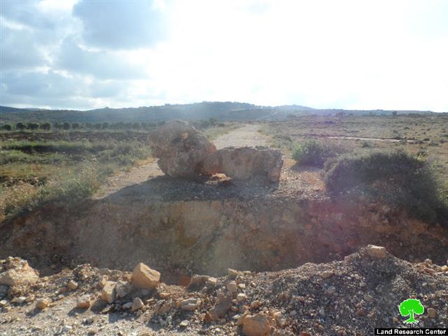 إغلاق المدخل الشمالي لقرية جوريش بالصخور والحجارة