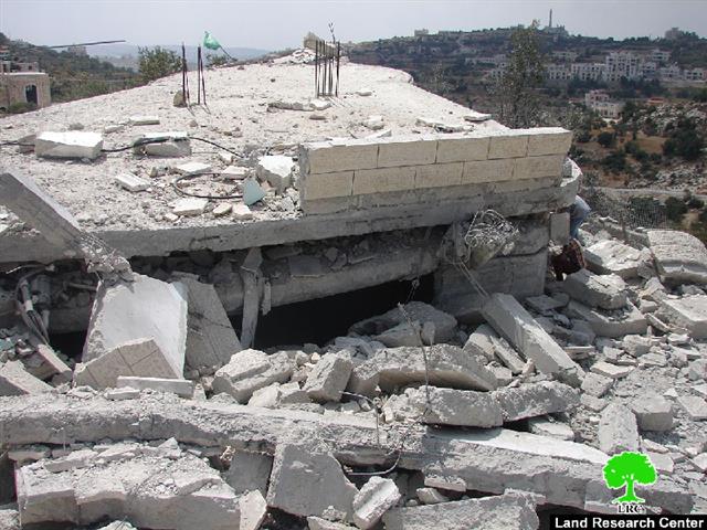 الاحتلال يفجر ويهدم مسكنين ويغلق آخر بالباطون في الخليل