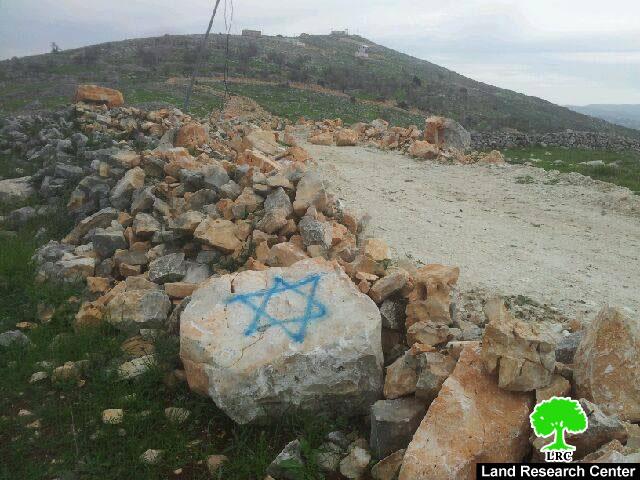 مستعمرون يخطون شعارات تحريضية على جدران منزل في قرية بورين