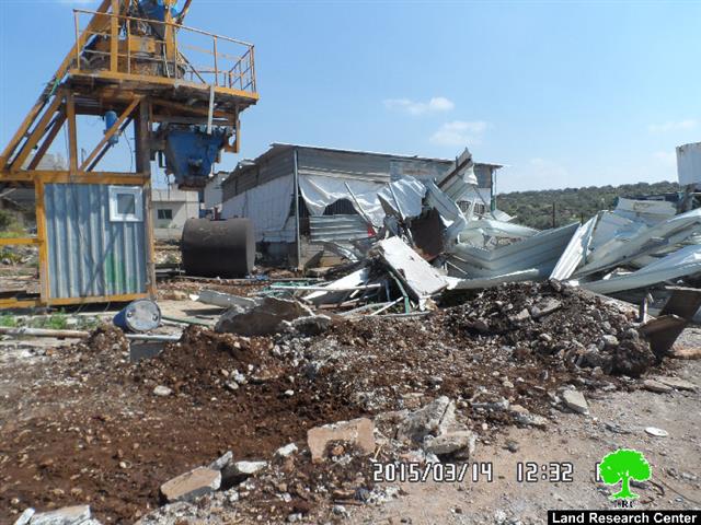 Demolition of a factory for concrete blocks in Bartaa
