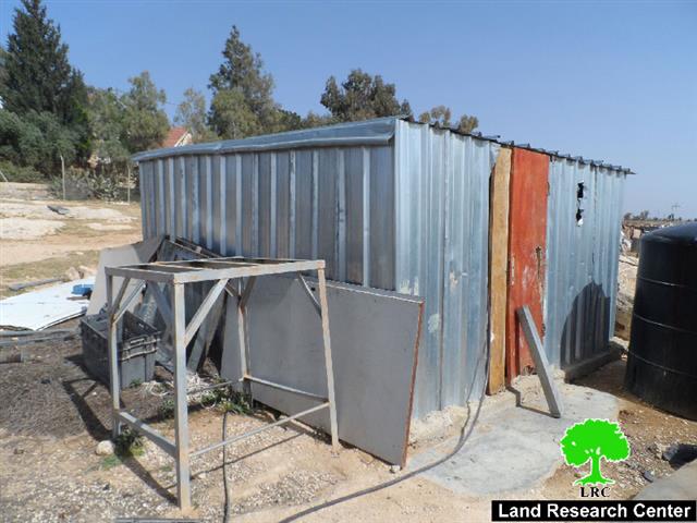 إخطارات بوقف العمل في مساكن المواطنين في خربة أم الخير شرق يطا