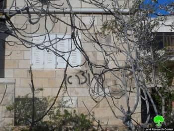 مستعمرو “دفع الثمن” يحرقون منزلاً ويخطون شعارات تحريضية في بلدة سلواد