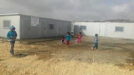 “المدرسة عبارة عن كرفانات صفية”  
​الاحتلال يحاصر تجمع أبو نوار ويصادر المدرسة الوحيدة في التجمع بما فيها من محتويات