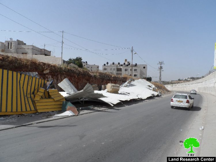 الاحتلال الاسرائيلي يهدم بركسات تجارية بالقرب من الجدار العنصري في بلدة الرام