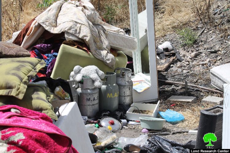 Dozers of Israel Municipality demolish two houses in the Jerusalem neighborhood of Wad Al-Juz