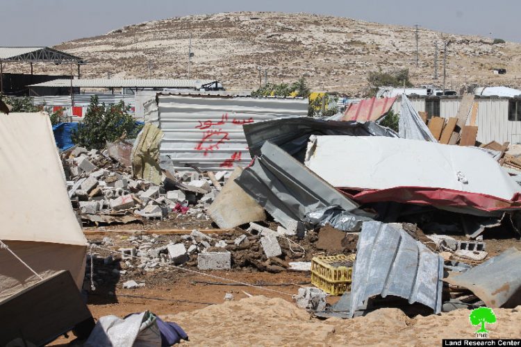 الاحتلال يهدم بركسات سكنية وحظائر أغنام في تجمع بدوي العزازنة في بلدة عناتا بالقدس المحتلة