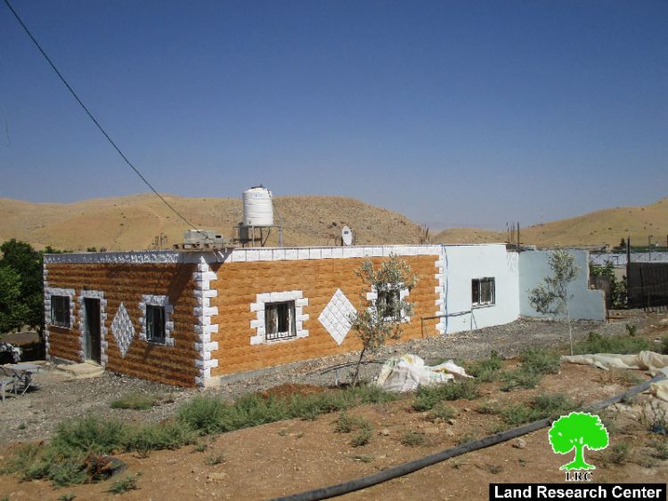 الاحتلال يخطر بوقف البناء لخمسة منازل في قرية فروش بيت دجن