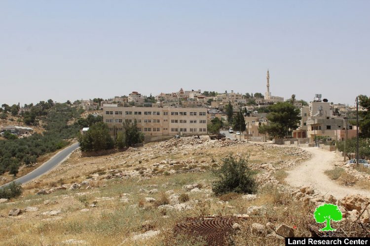 إخطارات بوقف العمل في منزلين بقرية بيت الروش الفوقا جنوب الخليل