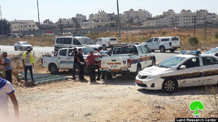 الاحتلال يهدم منشأة تجارية تضم 6 مخازن على أراضي قلنديا بحجة البناء بدون ترخيص