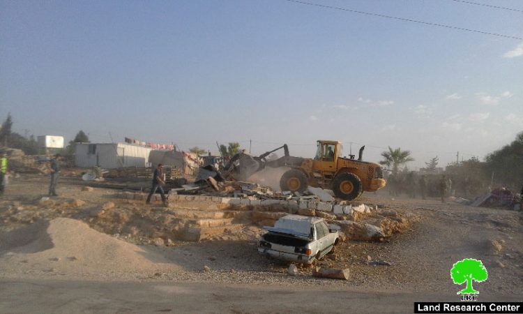الاحتلال يهدم مسكنين مأهولين ومركز مجتمعي ثقافي في خربة أم الخير في بلدة يطا بمحافظة الخليل