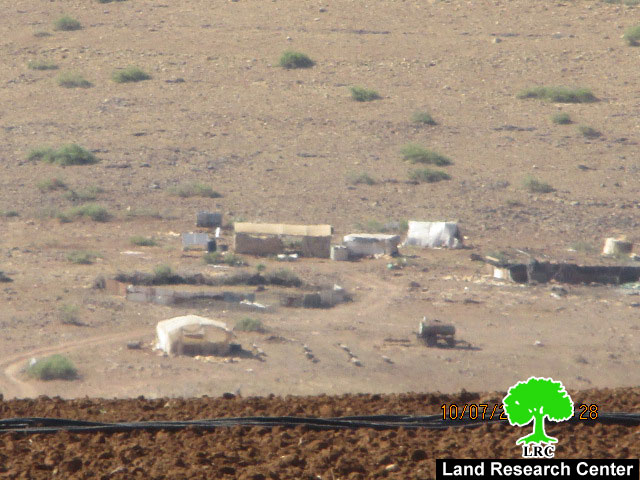 إخطار 10 عائلات بهدم منازلهم ومصادرة جرافة في خربة الرأس الأحمر في الأغوار الشمالية