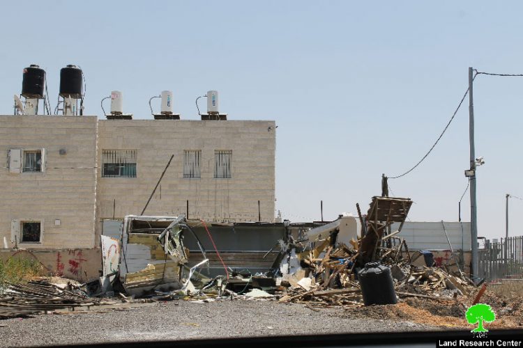 تجريف قطعة أرض مقام عليها معرض للسيارات ومصادرة محتوياته بزعم أن الأرض مصادرة في قرية صور باهر/ القدس المحتلة
