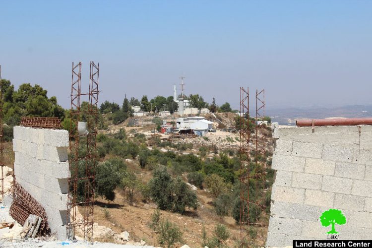 إخطارات بوقف العمل في منشآت زراعية بقرية فقيقيس غرب دورا بمحافظة الخليل