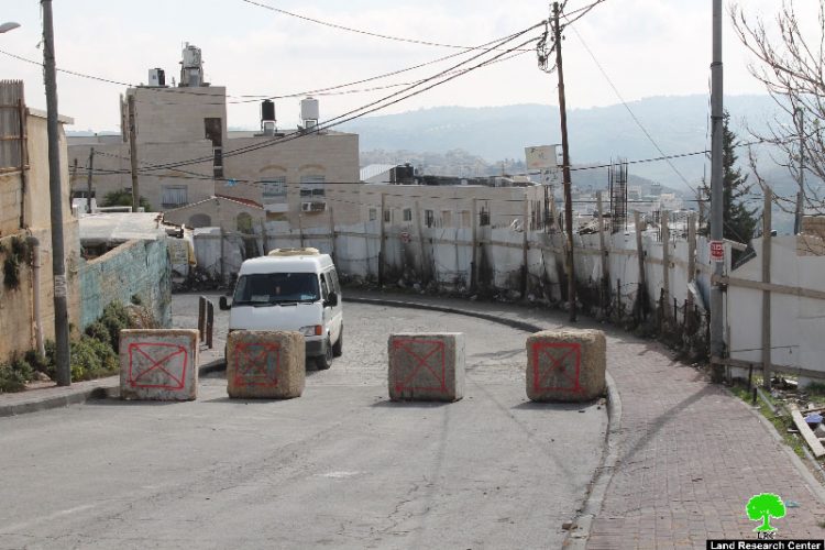 سلطات الاحتلال تغلق شارع المدارس في جبل المكبر بالمكعبات الإسمنتية في القدس المحتلة