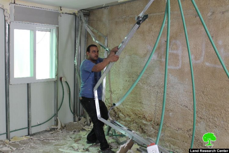 مواطن يهدم مسكنه هدماً ذاتياً تنفيذاً لقرار بلدية الاحتلال في حي الثوري بسلوان