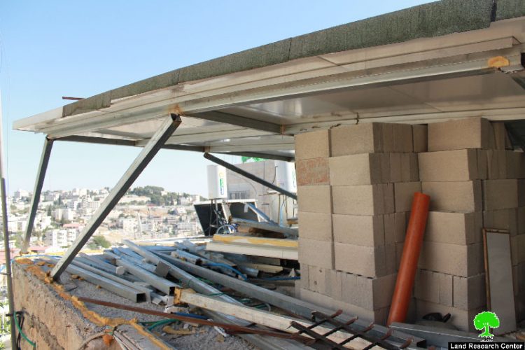 مقدسي يقوم بهدم مسكنه بيديه تنفيذاً لقرار بلدية الاحتلال وذلك بحجة البناء بدون ترخيص في حي رأس العامود بالقدس المحتلة