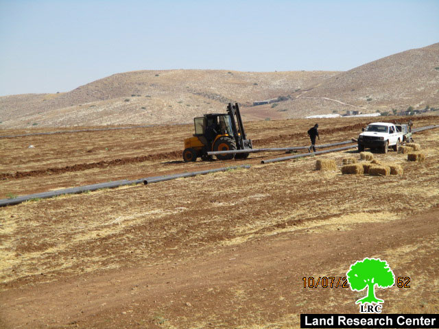 إخطار بوقف العمل في خط المياه الناقل إلى خربة الرأس الأحمر ومصادرة مضخة مياه في خربة الدير