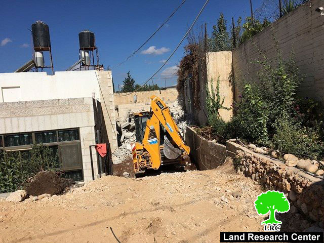 المواطن علون يقوم بهدم مسكنه ذاتياً بعد أن أجبرته بلدية الاحتلال على هدمه في حي الاشقرية ببيت حنينا