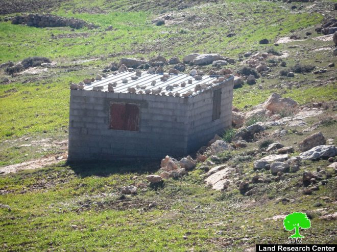 الاحتلال يهدم غرفة زراعية ويجرف قطعة أرض في قرية الديرات شرق بلدة يطا