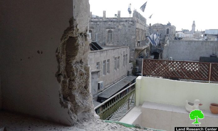 تحت ضغط من بلدية الاحتلال … المواطن نبيه الباسطي يهدم مسكنه الكائن في البلدة القديمة هدماً ذاتياً