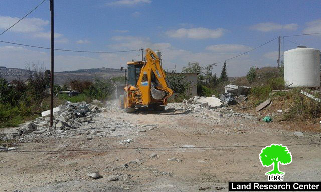 مواطن يقوم بهدم مسكنه هدماً ذاتياً قي بيت حنينا شمال مدينة القدس المحتلة