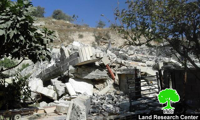 Dozers of Israel Municipality demolish a building in the Jerusalem town of Silwan