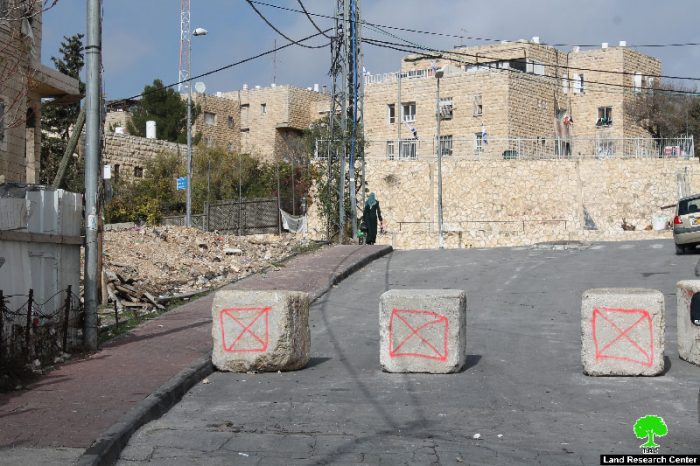 Israeli occupation forces close Al-Madares road in Jabal Al-Mukabir area via road blocks