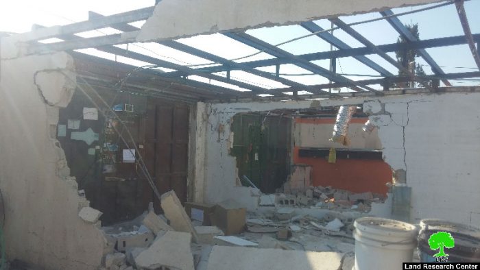 بلدية الاحتلال تجبر مواطنين على هدم محليهما التجاريين في بلدة بيت حنينا بحجة البناء بدون ترخيص