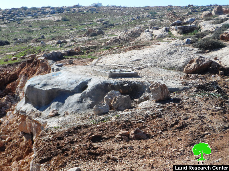 الاحتلال يهدم بئر مياه زراعي بقرية الديرات شرق يطا