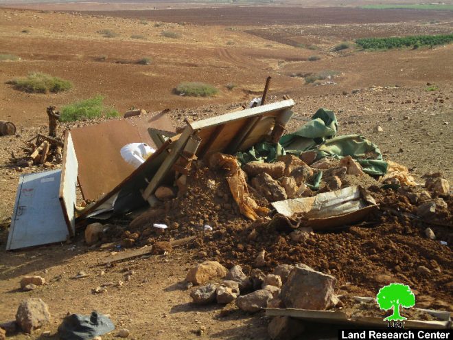 هدم خيام سكنية وزراعية أدت إلى تشريد 32 فرداً من خربة الرأس الأحمر