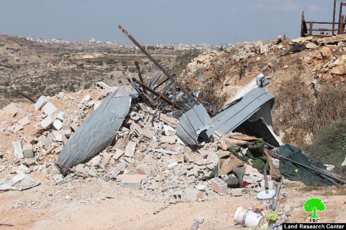 بلدية الاحتلال تهدم 3 مساكن في حي الأشقرية الكائن في بيت حنينا شمال مدينة القدس المحتلة بحجة عدم الترخيص