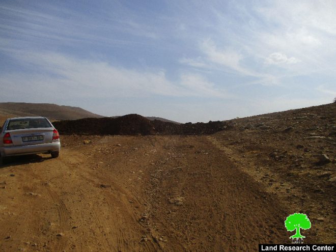 إغلاق مدخل خربة الحديدية بالسواتر الترابية بمحافظة طوباس