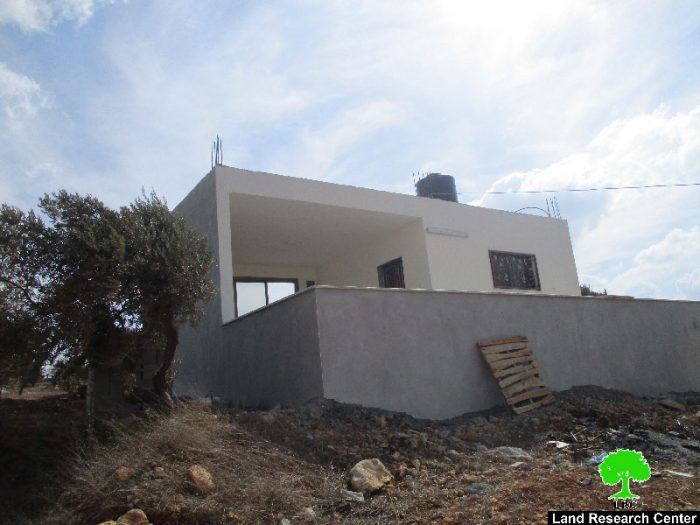 إخطار بهدم غرف زراعية وبئر لجمع الماء ويخطر بوقف البناء لمنزل في بلدة قصرة