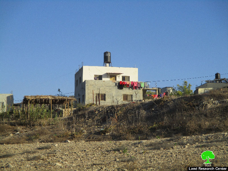 الاحتلال الاسرائيلي يخطر منزلين بوقف البناء في بلدة الزاوية