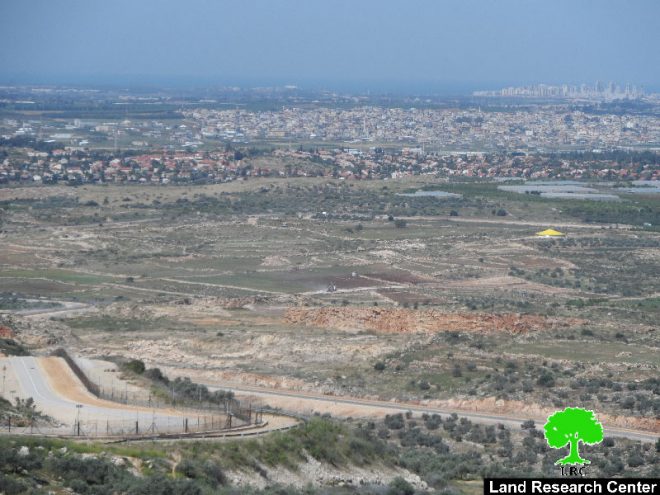 إخطار بوقف العمل في استصلاح أراضي غرب بلدة جيوس بمحافظة قلقيلية