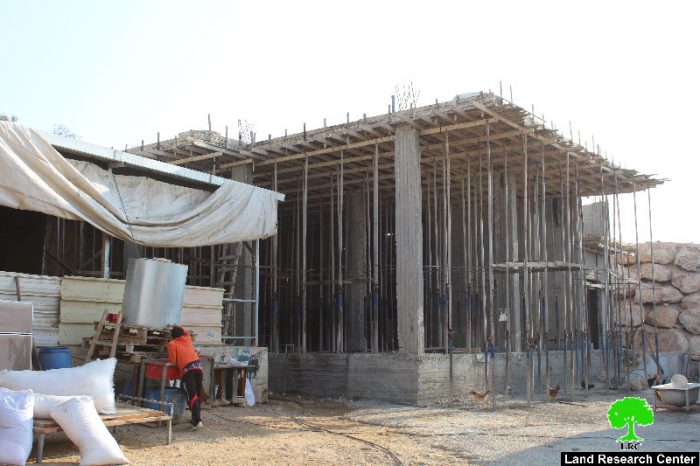 إخطار بوقف العمل في منزل ببلدة بيت عوا غرب الخليل