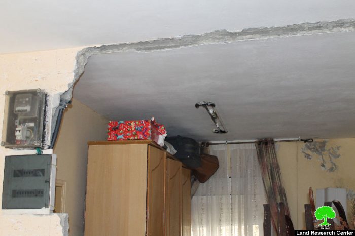 هدم  شُرفات وإغلاق غرف سكنية في عمارة سكنية تقع في حي بطن الهوى في سلوان جنوب المسجد الأقصى بدعوى عدم الترخيص