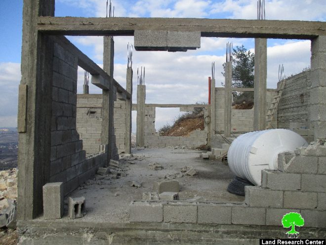 مستعمرون متطرفون  يهدمون جدران منزل قيد الإنشاء في قرية سيلة الظهر