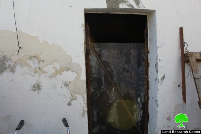 Israeli Occupation Forces close a prisoner’s room by oxygen welding in Yatta town