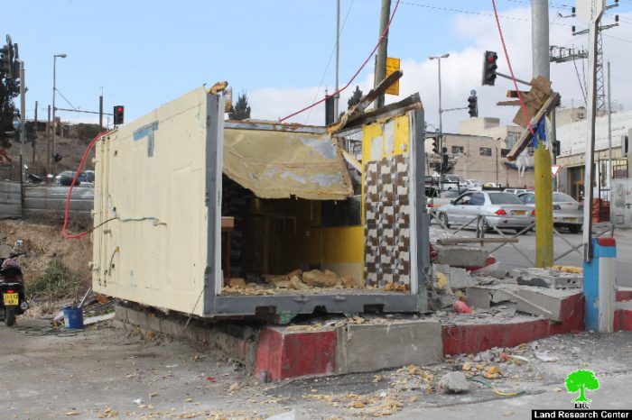 هدم كونتينر لبيع الوجبات الخفيفة على مدخل قرية عناتا شمال مدنية القدس المحتلة