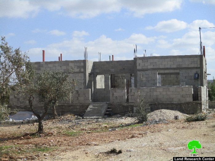 الاحتلال يخطر بوقف البناء لسبعة منازل في بلدة كفر الديك