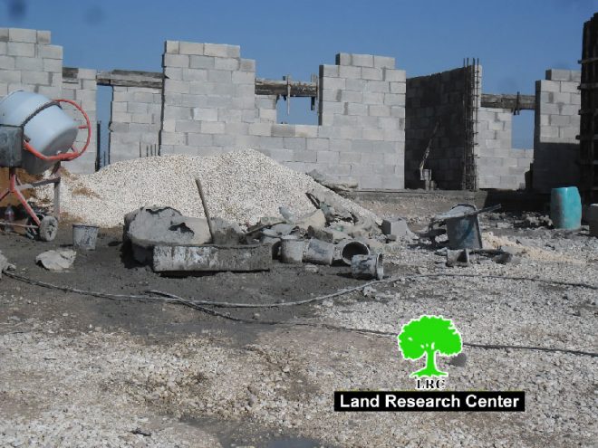 إخطارات لمدرسة وعيادة صحية قيد الإنشاء في تجمع بدوي المنطار شرقي القدس المحتلة  