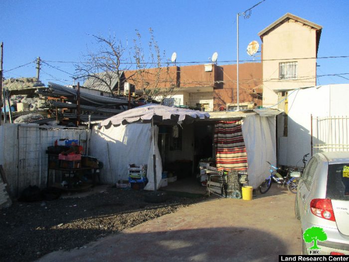 هدم منشآت تجارية ومصادرة غرفة متنقلة في قرية اللبن الغربي