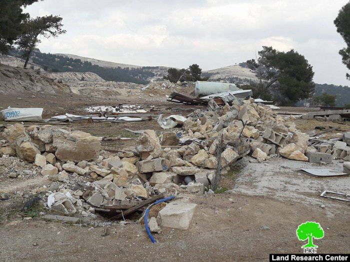 جرافات الاحتلال تهدم 7 منشآت سكنية وزراعية في موقع الإسكان في بلدة العيزرية