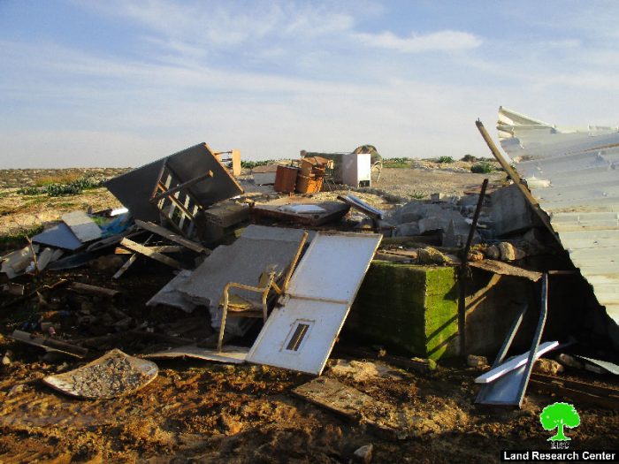 هدم غرفة سكنية وبركس زراعي في خربة الطويل