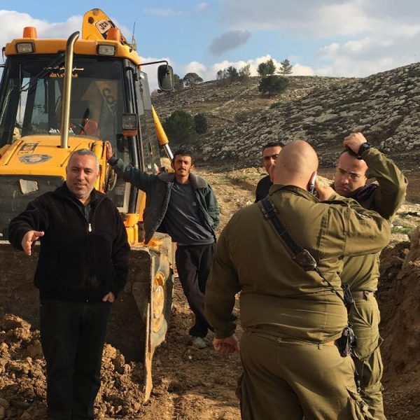 الاحتلال يوقف العمل في تأهيل طريق زراعي بقرية البرج غرب الخليل