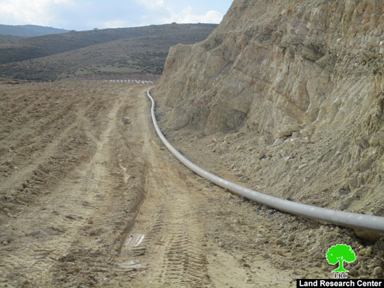 إخطار بوقف البناء لمنزل قيد الإنشاء  وشبكة أنابيب ناقلة في قرية كردلة