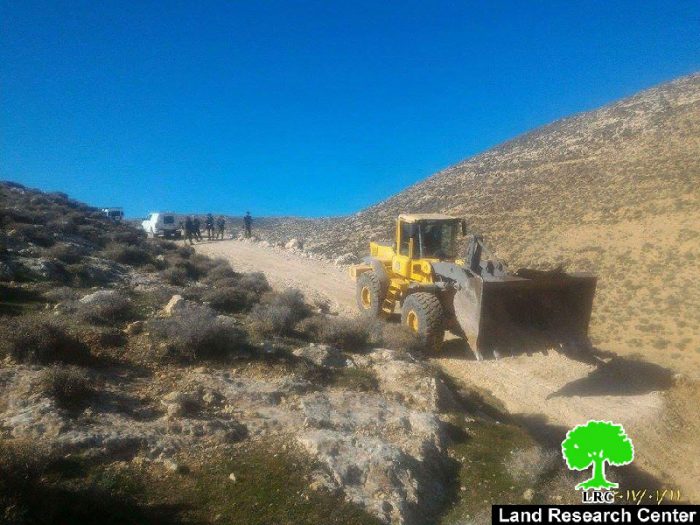 الاحتلال يجرف طريقاً زراعياً شرق بني نعيم