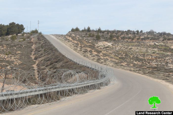 الاحتلال يضع أسلاكاً شائكة حول الأراضي المحاذية لمستعمرة “افرات” في قرية واد رحال/ محافظة بيت لحم